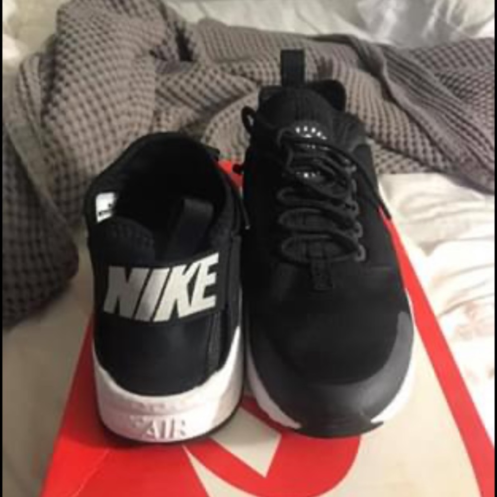 NIKE HUARACHES